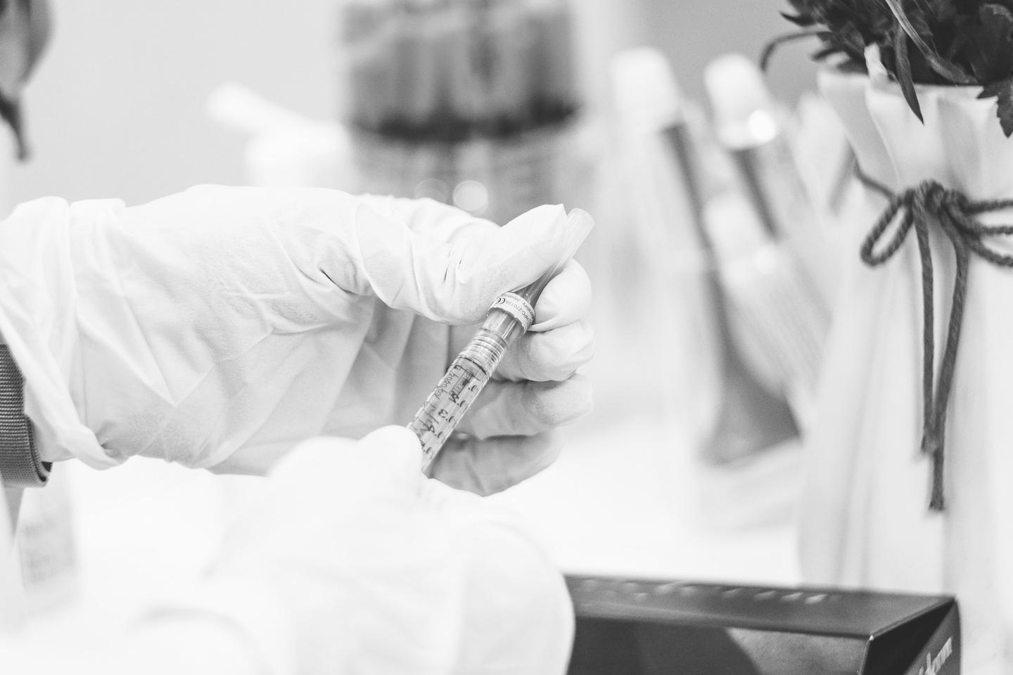 Επαγγελματίας υγείας με γάντια ετοιμάζει μια σύριγγα